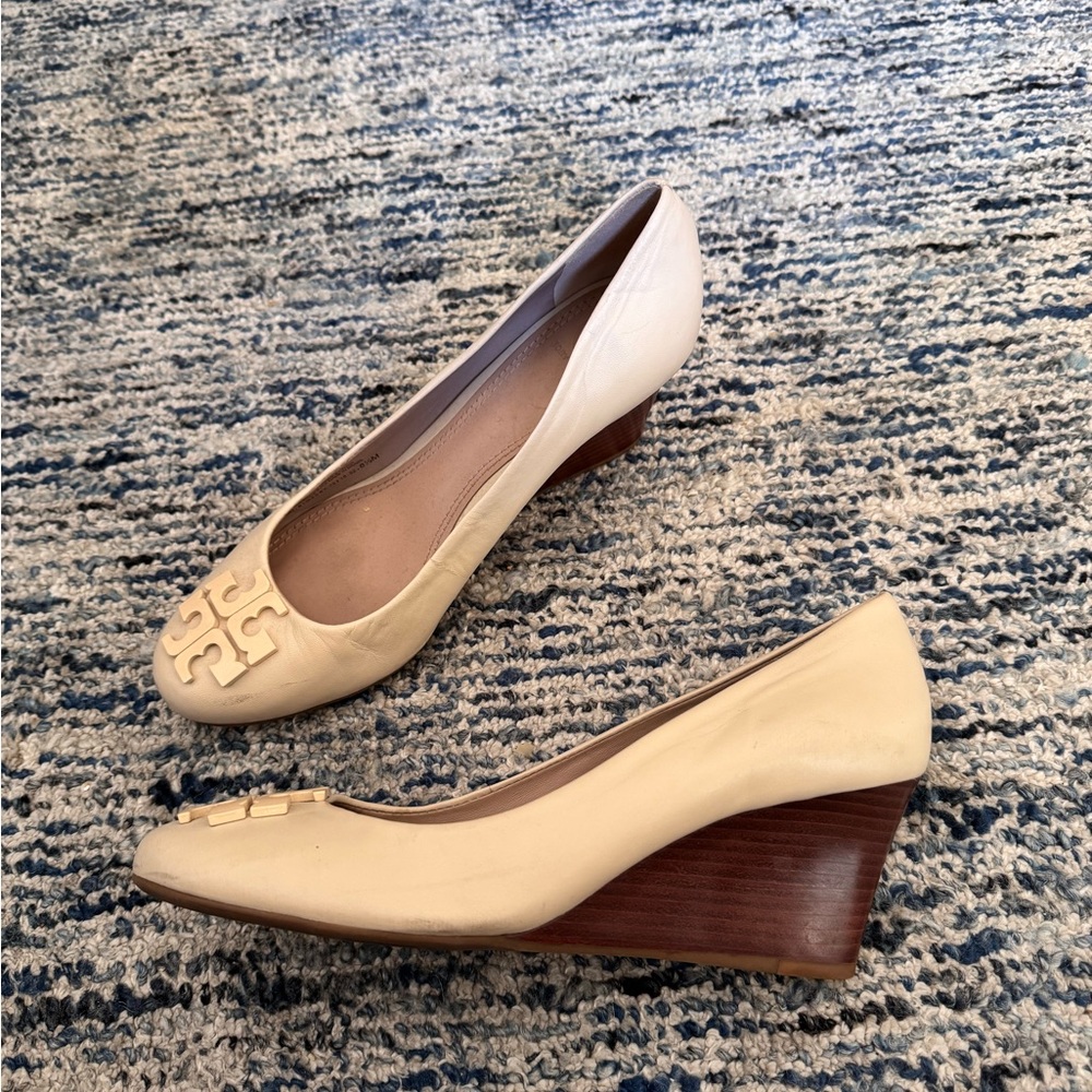 Tory Burch Cream Wedges with Logo Medallion Size 8.5 - Picture 2 of 4